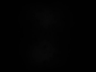 Ortasında beyaz ışık olan siyah bir arkaplan.