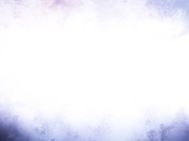 Karlı bir yüzeyde snowboard süren bir insan.