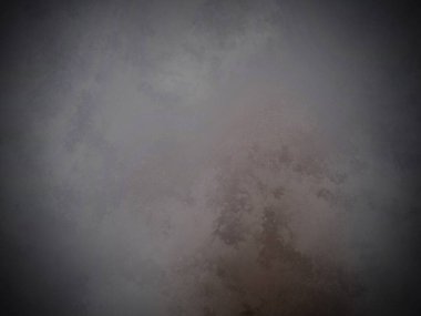 Sörf tahtasında suda bir insan.