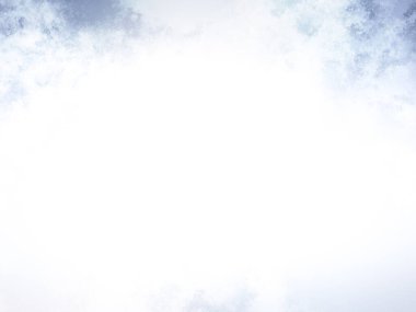 Karlı bir yüzeyde snowboard süren bir insan.