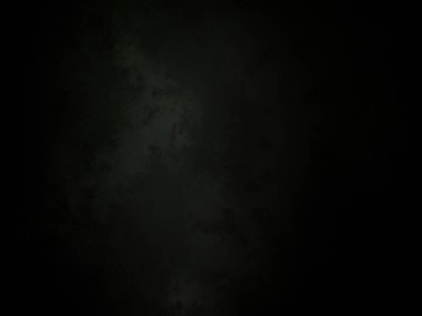 Karanlık gökyüzünde bulutlu bir dolunay.