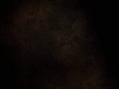 Siyah gömlekli bir adam elinde kamera tutuyor.