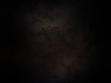 Kara bir arka plan, karanlık bir gökyüzü ve birkaç bulut.