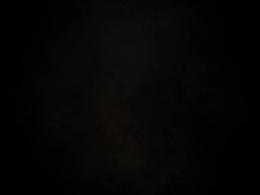 Karanlık gökyüzünde bulutlu bir dolunay.