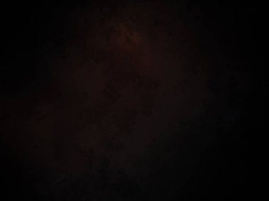 Karanlık gökyüzünde kırmızı bir ışık