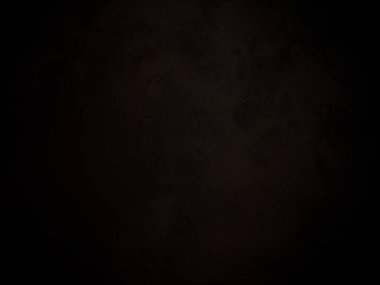 Kara bir arka plan, karanlık bir gökyüzü ve birkaç bulut.