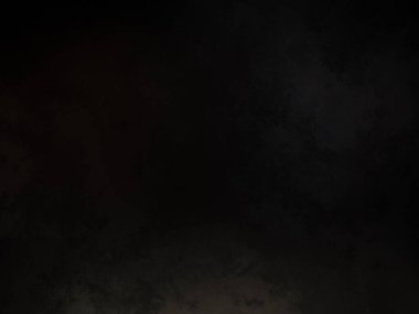 Karlı bir yamaçta snowboard süren bir adam.