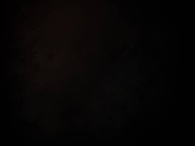 Siyah gömlekli bir adam elinde kamera tutuyor.