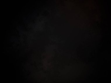 Kara bir arka plan, karanlık bir gökyüzü ve birkaç bulut.