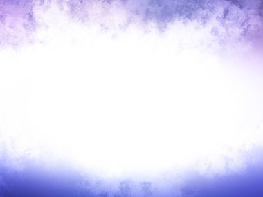 Karlı bir yüzeyde snowboard süren bir insan.