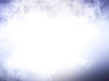 Karlı bir yüzeyde snowboard süren bir insan.