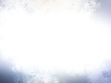 Karlı bir yüzeyde snowboard süren bir insan.