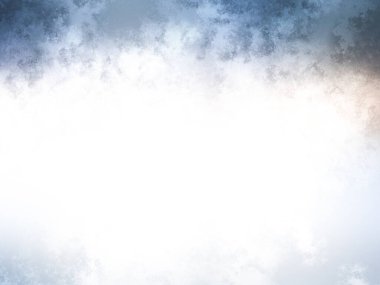 Karlı bir yüzeyde snowboard süren bir insan.