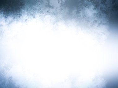 Karlı bir yüzeyde snowboard süren bir insan.