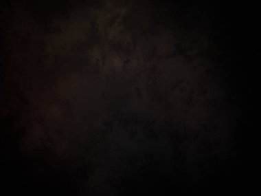 Kara bir arka plan, karanlık bir gökyüzü ve birkaç bulut.