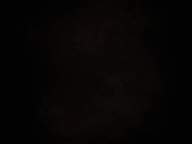 Karanlık gökyüzünde dolunay ve siyah bir arka plan.