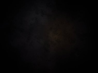 Karanlık gökyüzü ve aydınlığı olan siyah bir arkaplan.