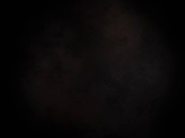 Karanlıkta birkaç bulut olan siyah bir gökyüzü.