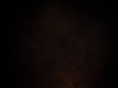 Karanlıkta bankta oturan bir adam