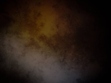 Takım elbiseli ve kravatlı bir adam tenis raketi tutuyor.