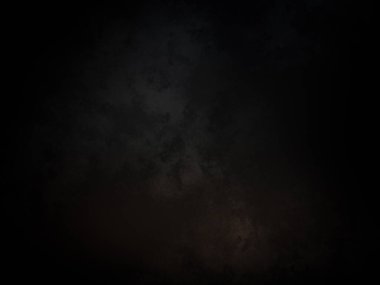 Karanlık gökyüzü ve aydınlığı olan siyah bir arkaplan.