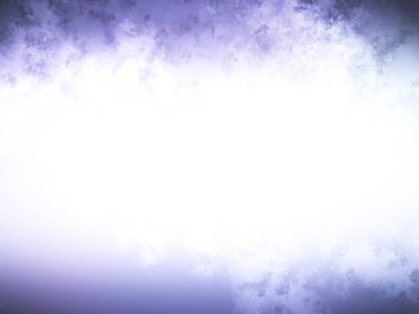 Karlı bir yüzeyde snowboard süren bir insan.