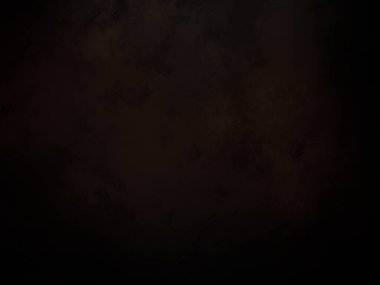 Siyah tişörtlü biri cep telefonu tutuyor.