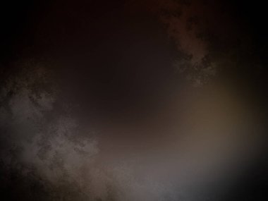 Karanlık bir yüzeyde kaykay süren bir adam.