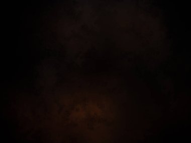 Karanlık bir gökyüzü, birkaç bulut ve bir ışık.