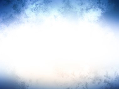 Karlı bir yüzeyde kaykay süren bir insan.