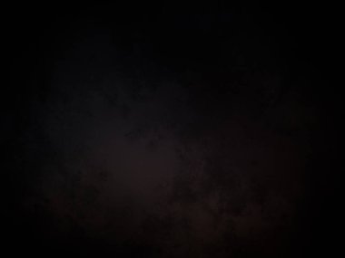 Karanlık bir gökyüzü, birkaç bulut ve aydınlık.