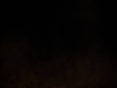 Rampada kaykay süren biri.