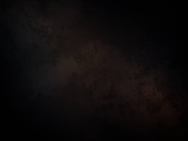 Karanlık gökyüzü ve aydınlığı olan siyah bir arkaplan.