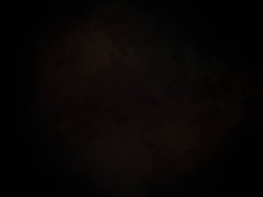 Karanlık gökyüzünde dolunay ve siyah bir arka plan.