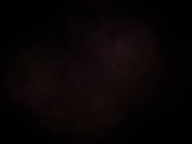 Karanlık bir gökyüzü, birkaç bulut ve bir ışık.