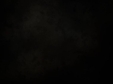 Karanlık gökyüzünde bulutlu bir dolunay.