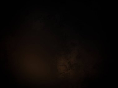 Karanlıkta elinde kamerayla bekleyen biri.