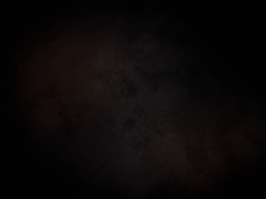 Kara bir arka plan, karanlık bir gökyüzü ve birkaç bulut.