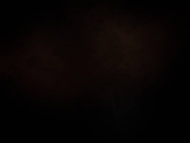 Karanlıkta duran takım elbiseli ve kravatlı bir adam.