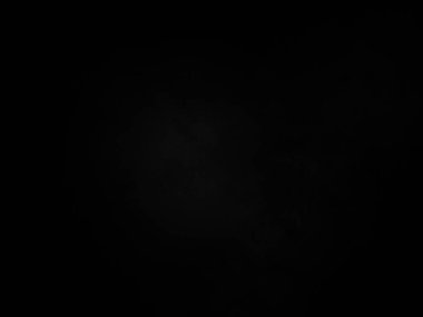 Karanlık gökyüzünde dolunay ve siyah bir arka plan.