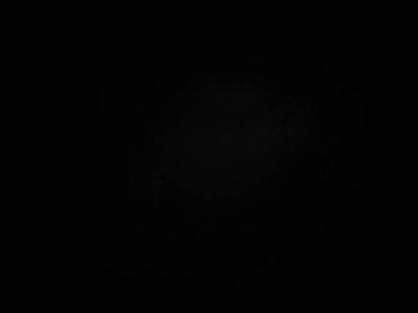 Karanlık gökyüzünde dolunay ve siyah bir arka plan.