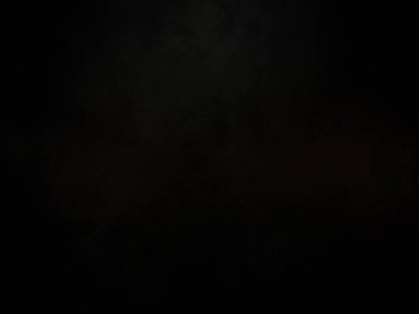 Karanlık gökyüzünde dolunay görülür.