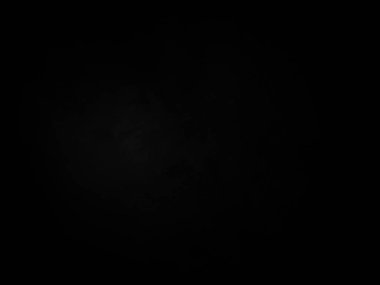 Ortasında beyaz ışık olan siyah bir arkaplan.