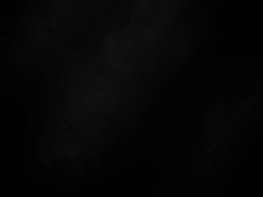 Siyah gömlekli bir adam elinde kamera tutuyor.