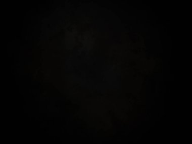 Karanlık gökyüzünde dolunay ve birkaç bulut.