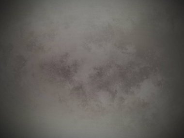 Sörf tahtasında suda bir insan.