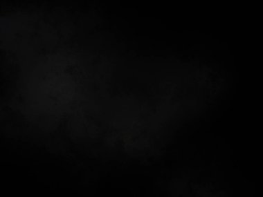 Siyah gömlekli bir adam elinde kamera tutuyor.