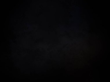 Kara gökyüzü, birkaç bulut ve bir uçak.