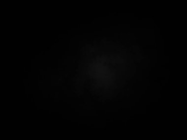 Karanlık gökyüzünde dolunay ve siyah bir arka plan.