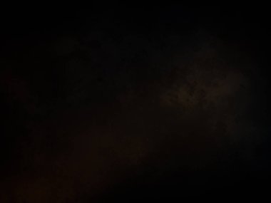 Karanlık bir gökyüzü, birkaç bulut ve bir uçak.